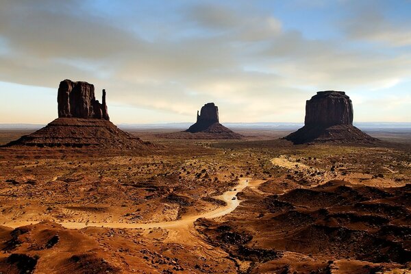 Antichi edifici e tramonto nel deserto