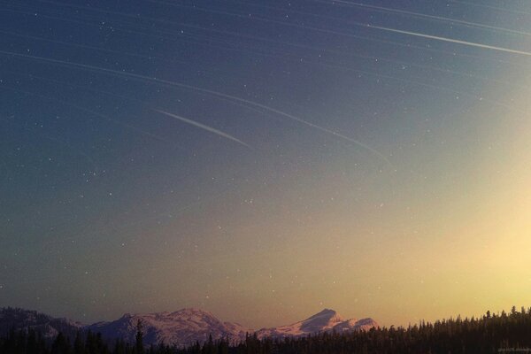 Cielo montagne foresta crepuscolo stelle