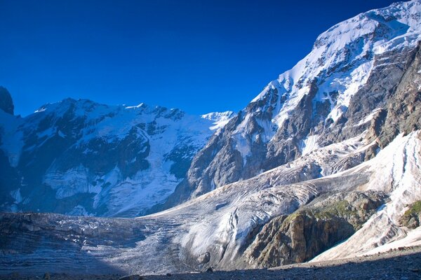 Montagne invernali, neve nel riflesso del sole