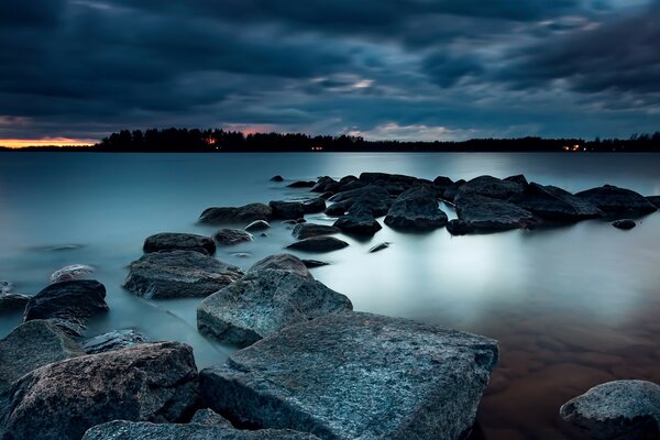 Strano tramonto sul lago