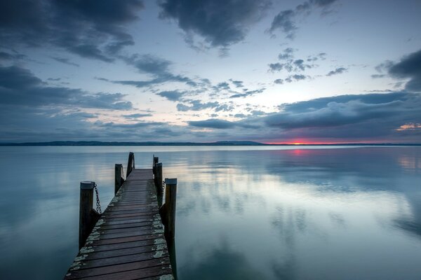 Nel lago al tramonto va un ponte stretto