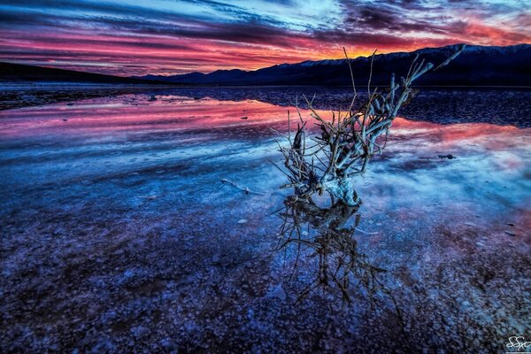 Paesaggio del lago nel crepuscolo al tramonto