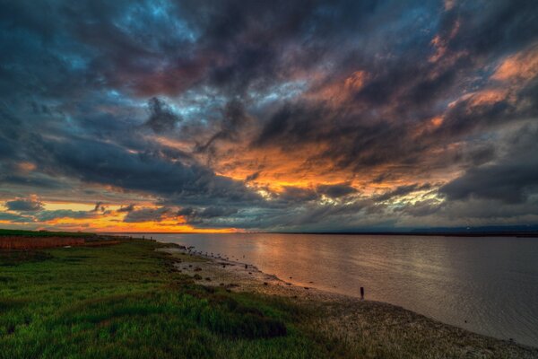 Foto di un bellissimo tramonto sul fiume
