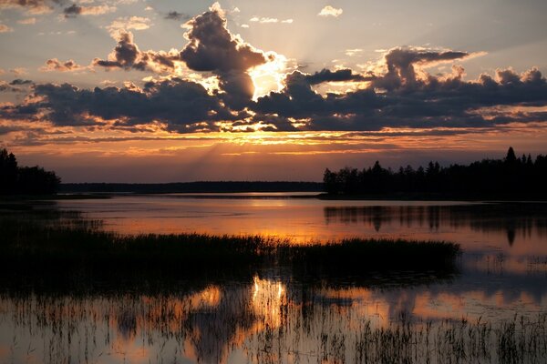 Bellissimo riflesso del tramonto sul fiume