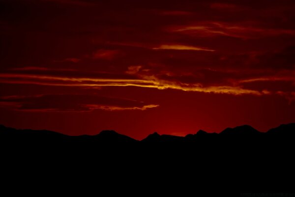 Nel crepuscolo serale di krasnyts tramonto