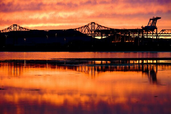 Tramonto rosso riflesso nell acqua