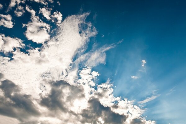 Cielo blu e nuvole bianche