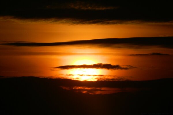 Nuvole contro il sole al tramonto