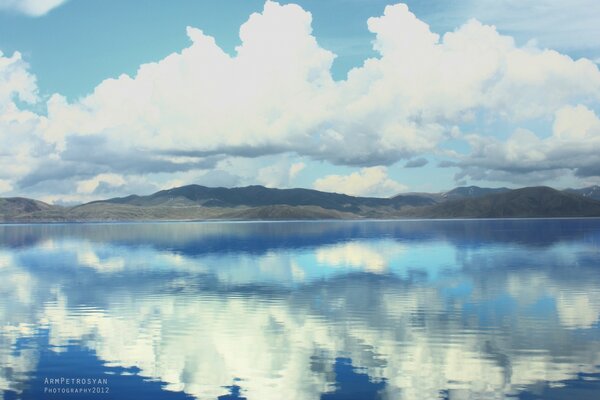 Riflessione delle nubi cumuliformi nel lago