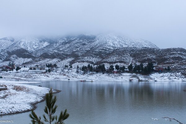 Lago sullo sfondo di montagne innevate