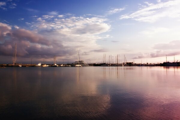 Sagome di yacht sul lungomare al tramonto