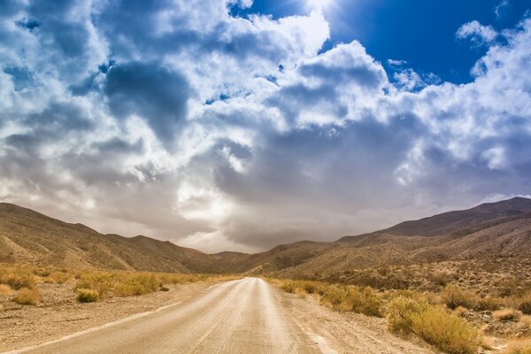 Strada nel deserto tra le colline calve
