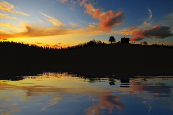 Riflesso nel lago bellissimo tramonto paesaggio lago contro il cielo
