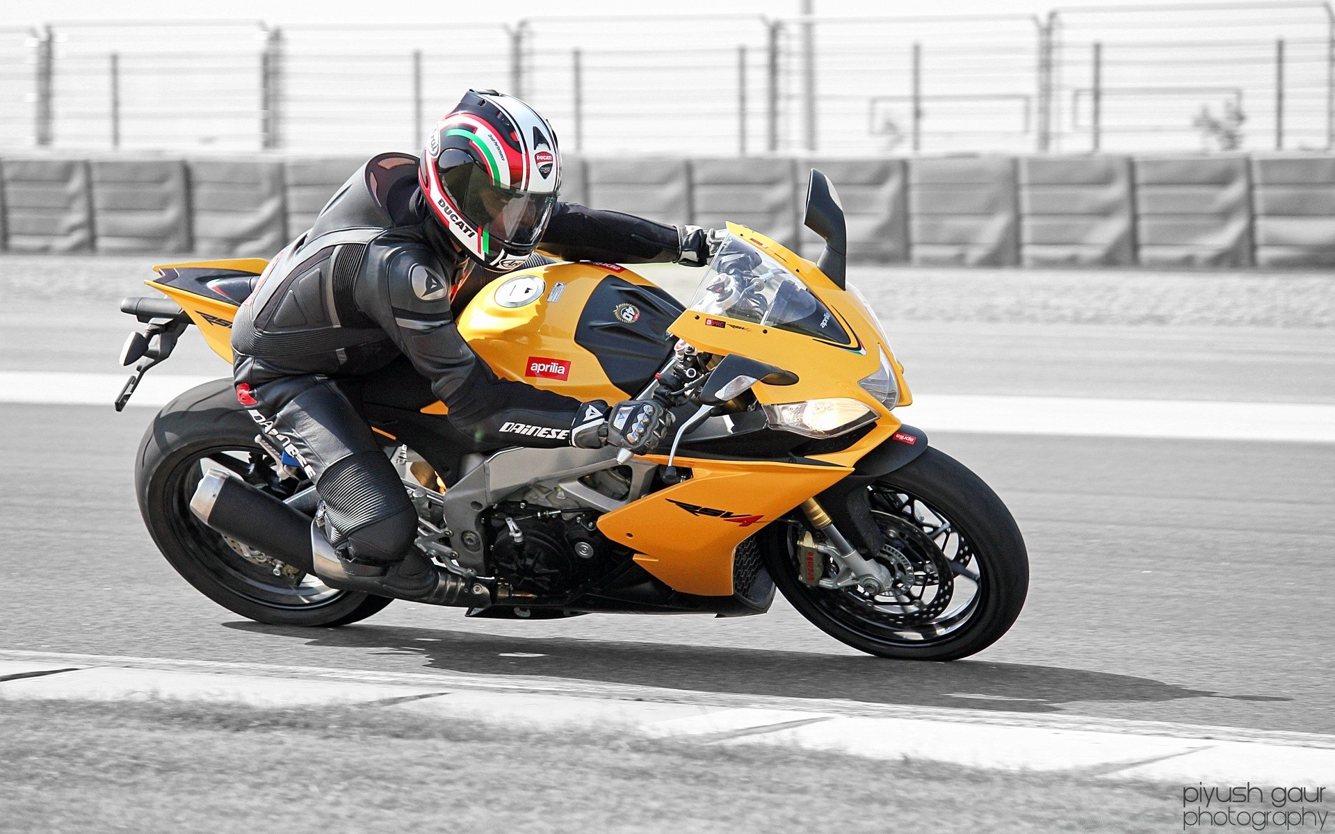 sport corsa pista bici correre veloce guidare autista torneo auto corridore circuito potenza ronzio prestigio auto campionato cerchio pneumatici pri lavoro di squadra