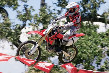 Il pilota vola in bici sopra le bandiere