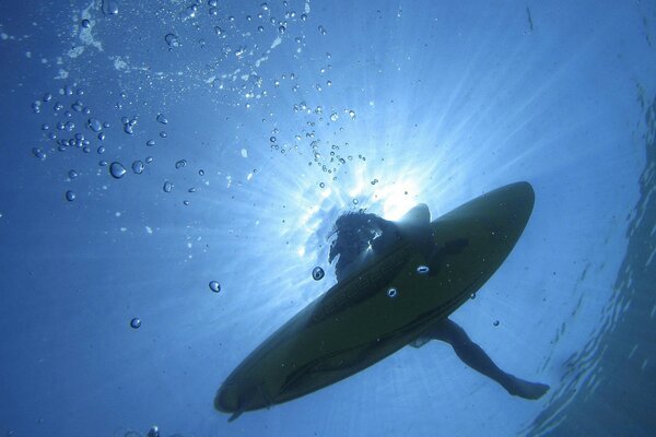 Uomo sulla tavola da surf vista dall acqua