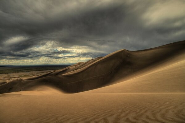 Deserto tranquillo attraverso il bellissimo cielo dottrinato