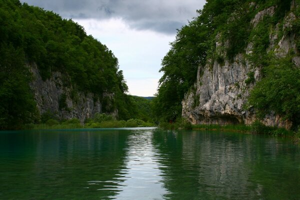 Paesaggio del fiume tra due rocce