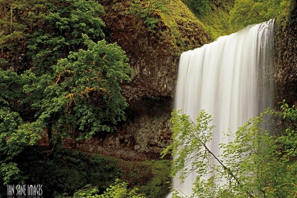 Cascata di montagna in una mattina d autunno