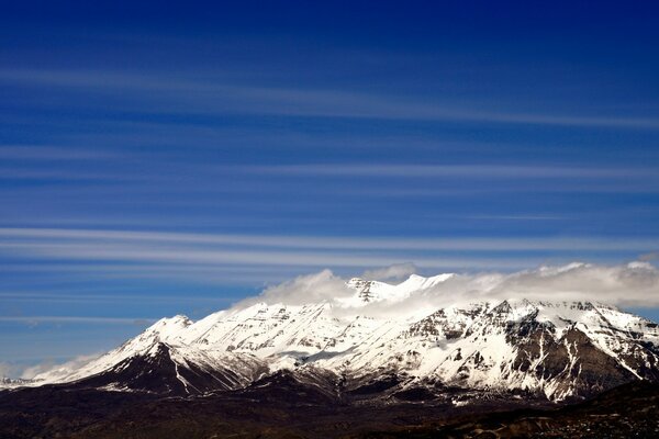 Neve sulla cima delle montagne sullo sfondo