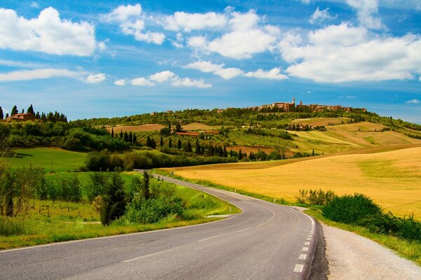 Strada in campagna tra le colline dorate