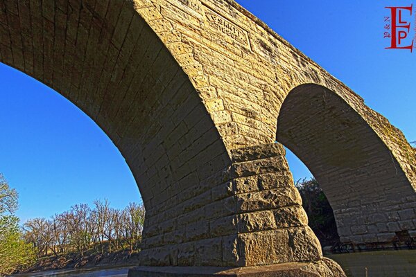 Ponte ad arco in pietra Clements