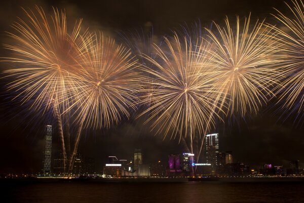 Festival dei fuochi D artificio in Asia sopra i grattacieli