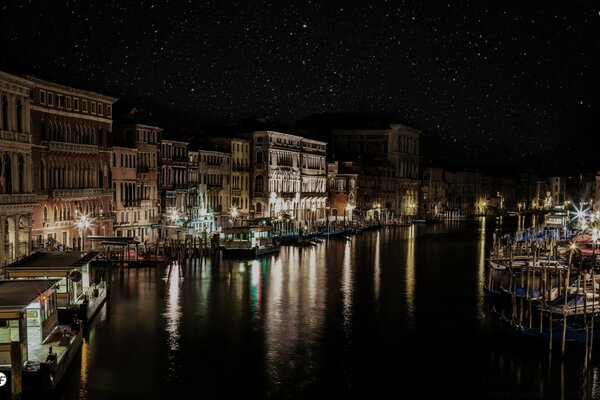 Vista della città notturna in piedi sul fiume