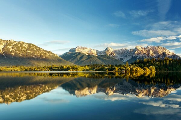 Cime innevate delle montagne e del Lago