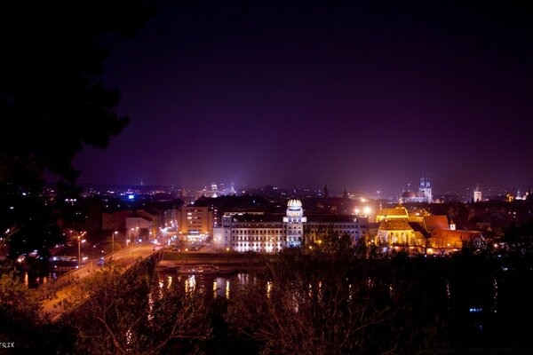 Città di notte in luci luminose paesaggio