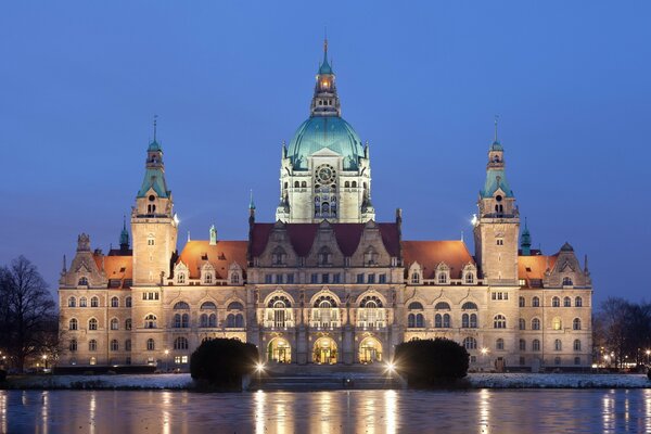 Città notturna sullo sfondo dell architettura europea
