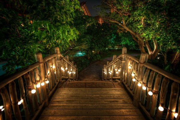 Ponte romantico con lanterne di notte